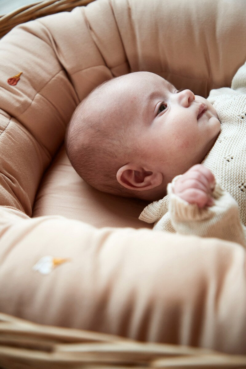 Babynest 2. generasjon Cool Summer broderi Frappé bakside