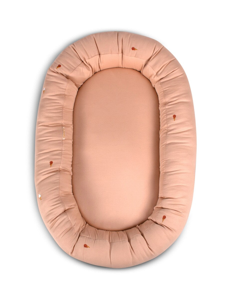 Babynest 2. generasjon Cool Summer broderi Frappé montert i seng