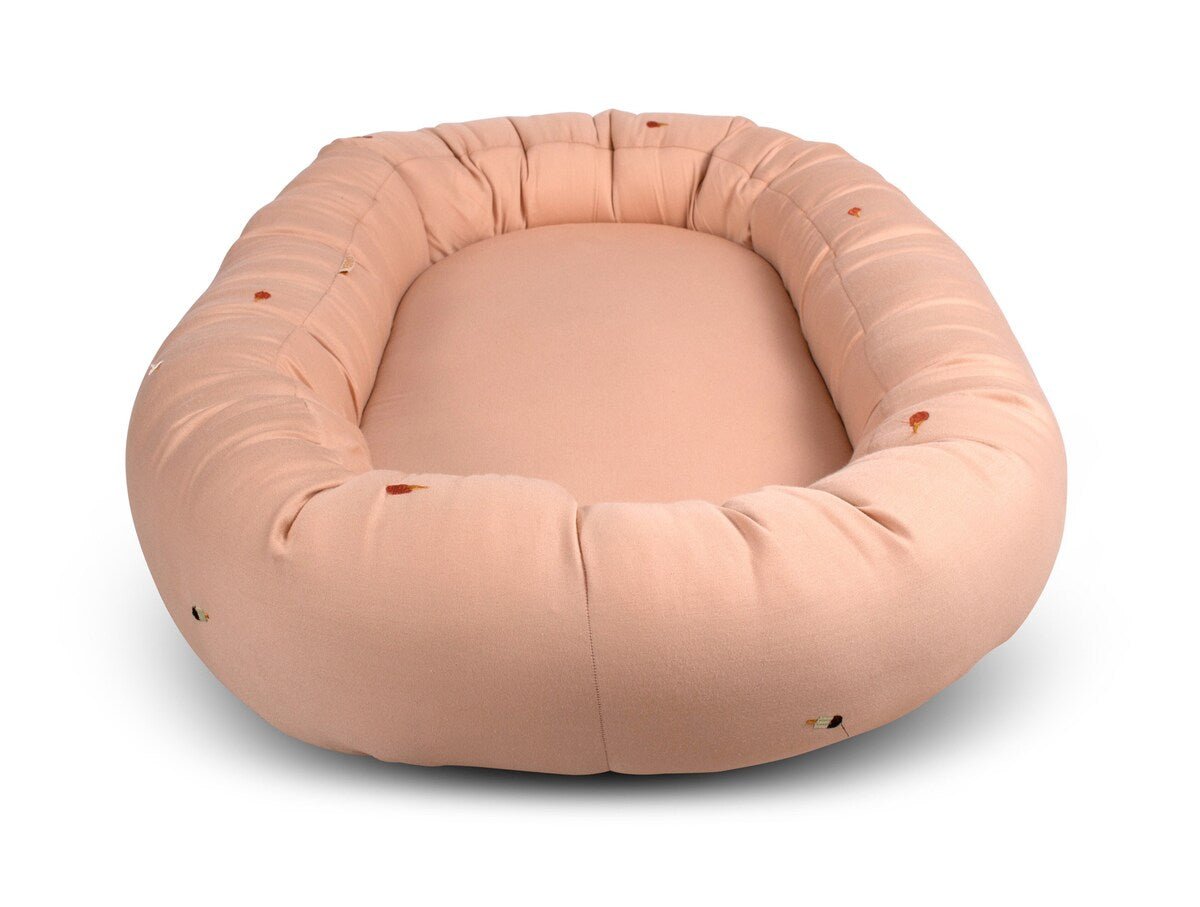 Nærbilde av pustende Airmesh i Babynest 2. generasjon Cool Summer broderi Frappé