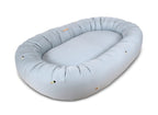 Babynest 2. generasjon Cool Summer broderi Pearl Blue forfra