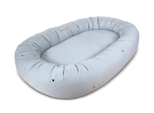 Babynest 2. generasjon Cool Summer broderi Pearl Blue forfra