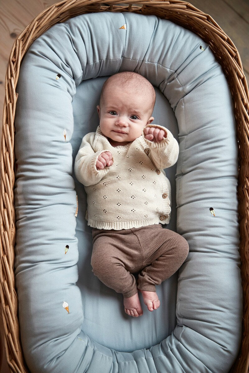 Babynest 2. generasjon Cool Summer broderi Pearl Blue bakside