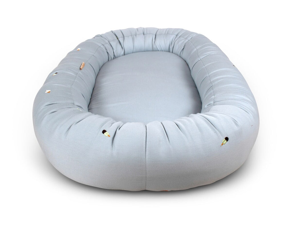 Nærbilde av pustende Airmesh-inlay på Babynest 2. generasjon Cool Summer broderi Pearl Blue