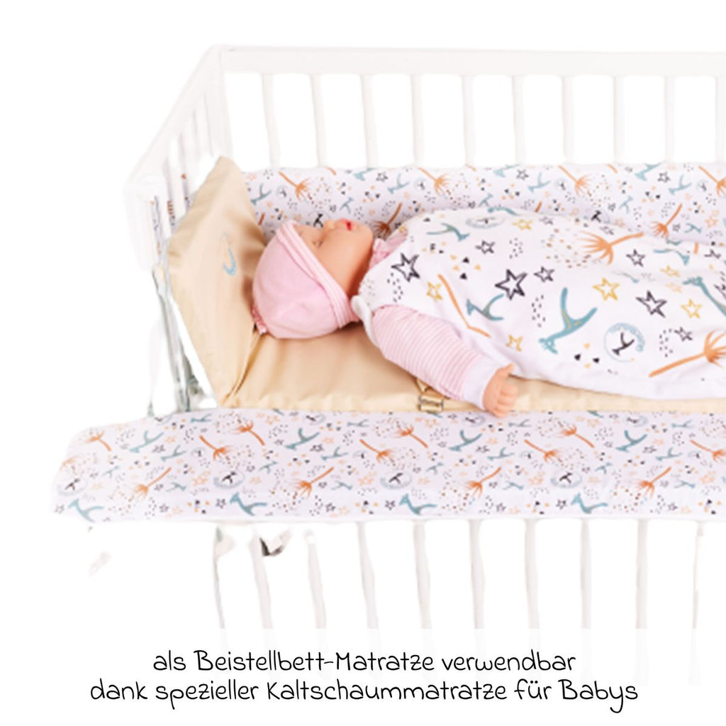 Babynest 4-i-1 med kaldskummadrass fra fødsel, blå/hvit i gyngestilling på høy­stol