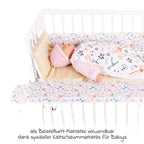 Babynest 4-i-1 med kaldskummadrass fra fødsel, blå/hvit i gyngestilling på høy­stol