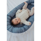 Babynest Classics vendbart 55x95 cm bomull montert på sofa