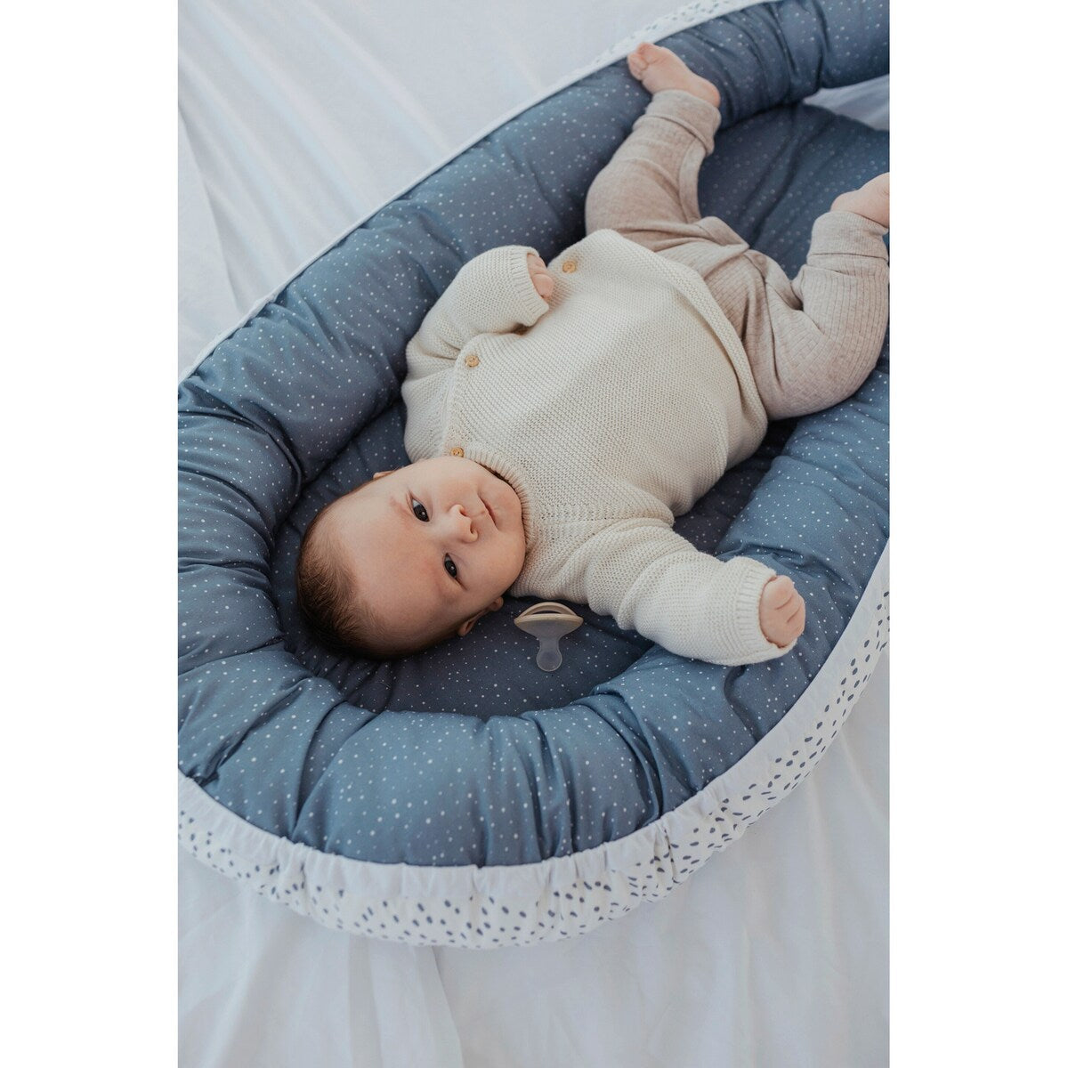 Babynest Classics vendbart 55x95 cm bomull montert på sofa