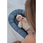 Nærbilde av knyttbare bånd på Babynest Classics vendbart 55x95 cm bomull