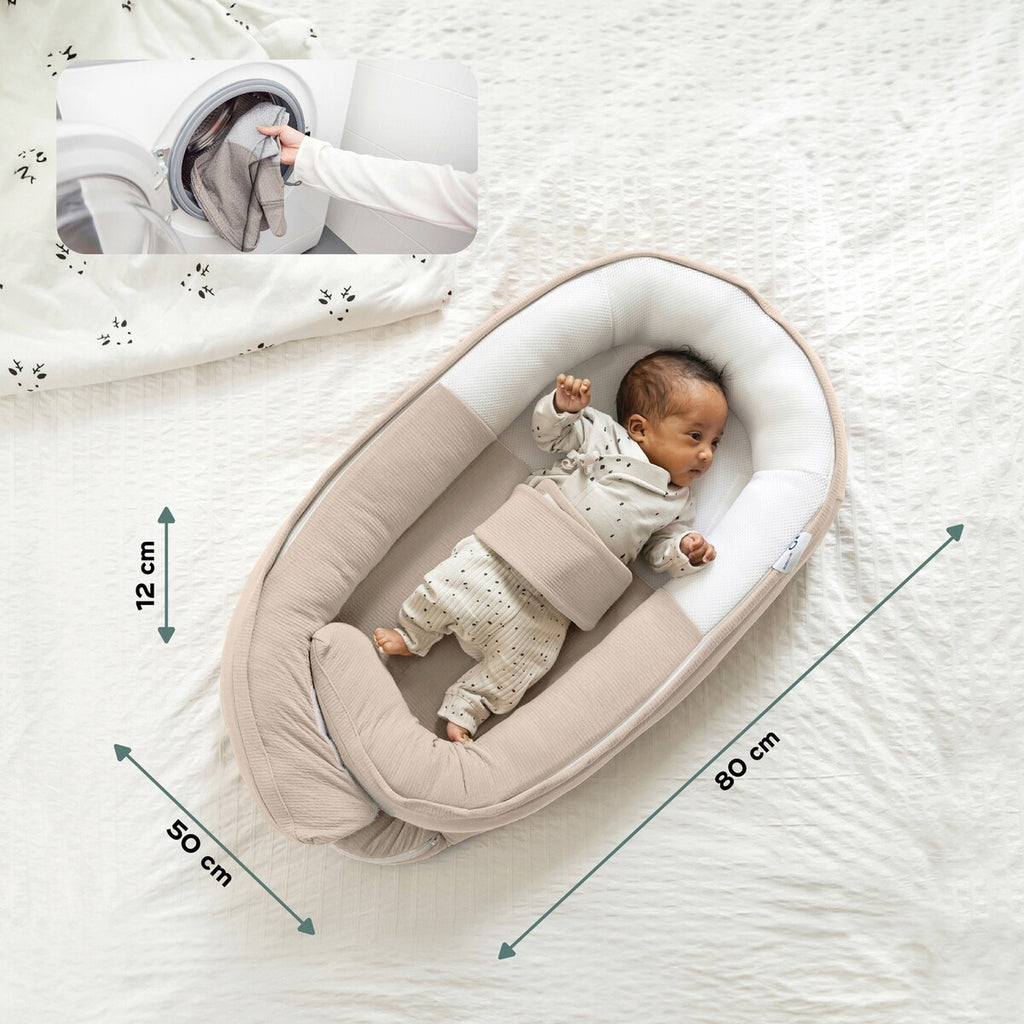 Babynest Cocoon Tetra justerbar montert i barneseng