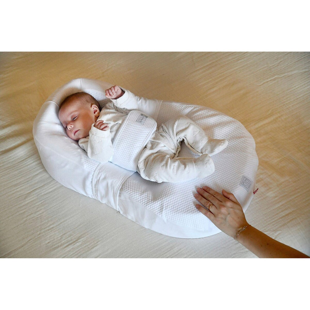 Babynest Cocoonababy med laken og bæreveske montert i barnerom