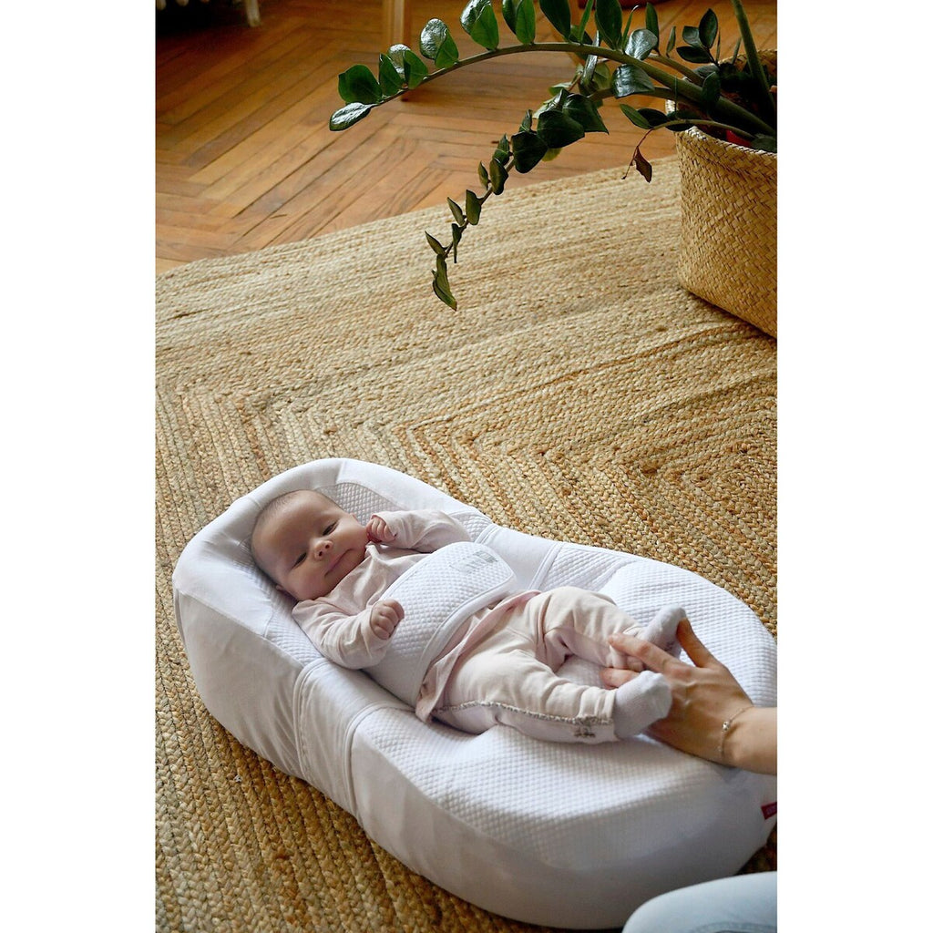 Babynest Cocoonababy med laken og bæreveske sammenrullet for transport