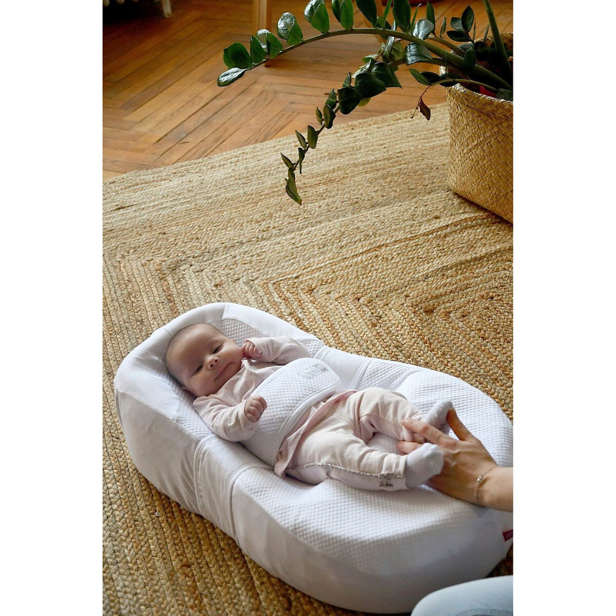 Babynest Cocoonababy med laken og bæreveske sammenrullet for transport