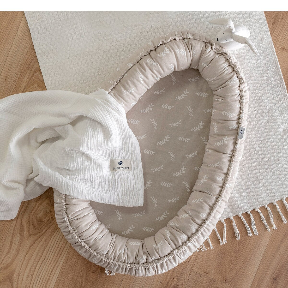 Nærbilde av polstret kant på Babynest NIDO jersey bomull 80x55 cm