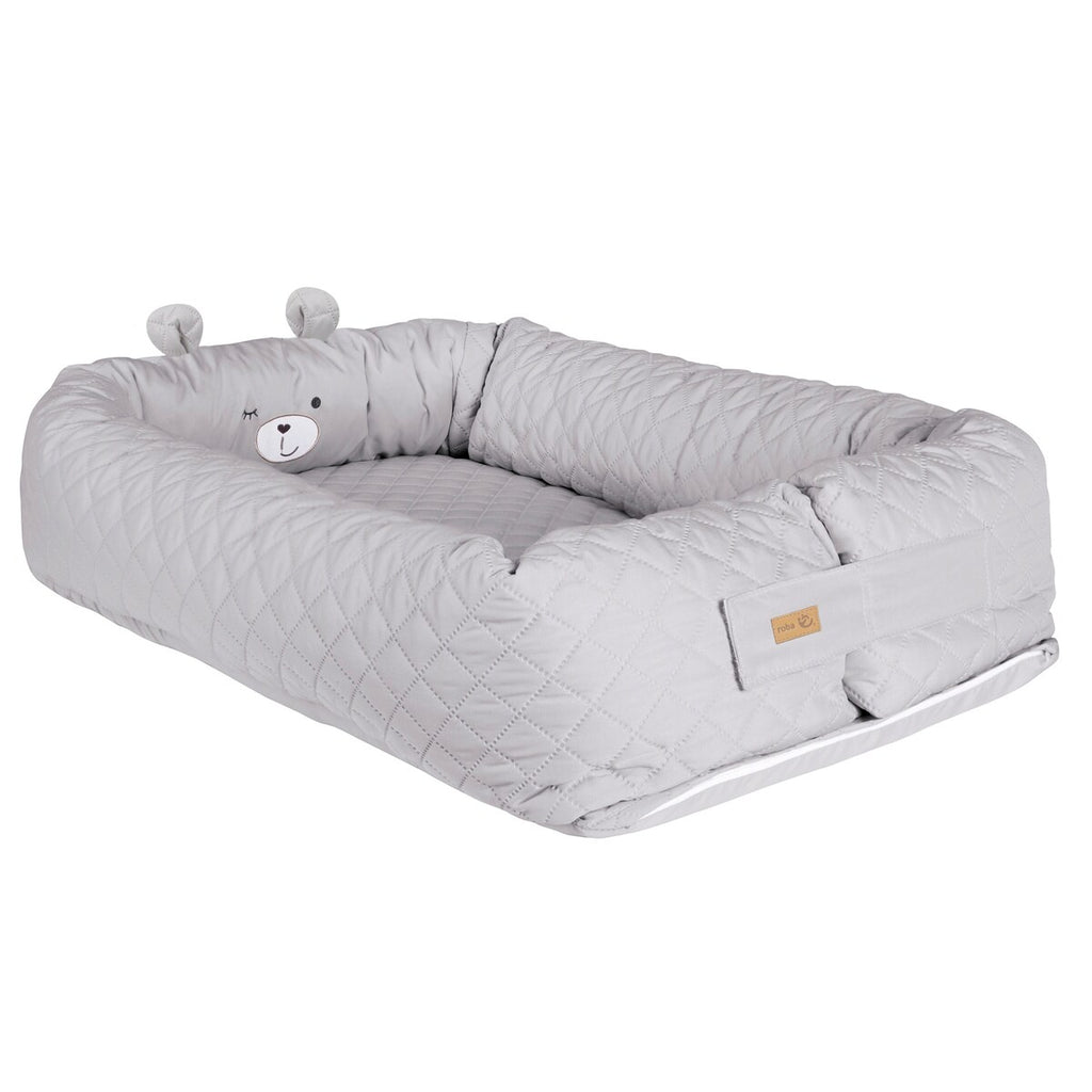 Babynest Style grå med bjørnemotiv - roba forfra
