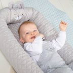 Babynest Style grå med bjørnemotiv - roba bakside