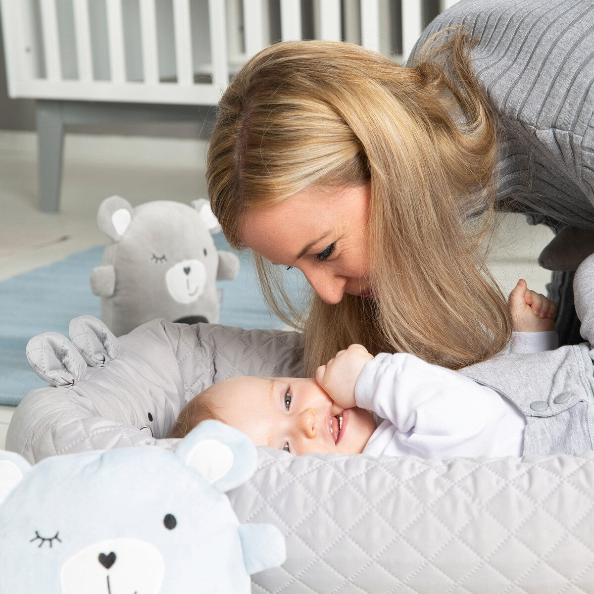 Babynest Style grå med bjørnemotiv - roba detalj av bjørnemotiv