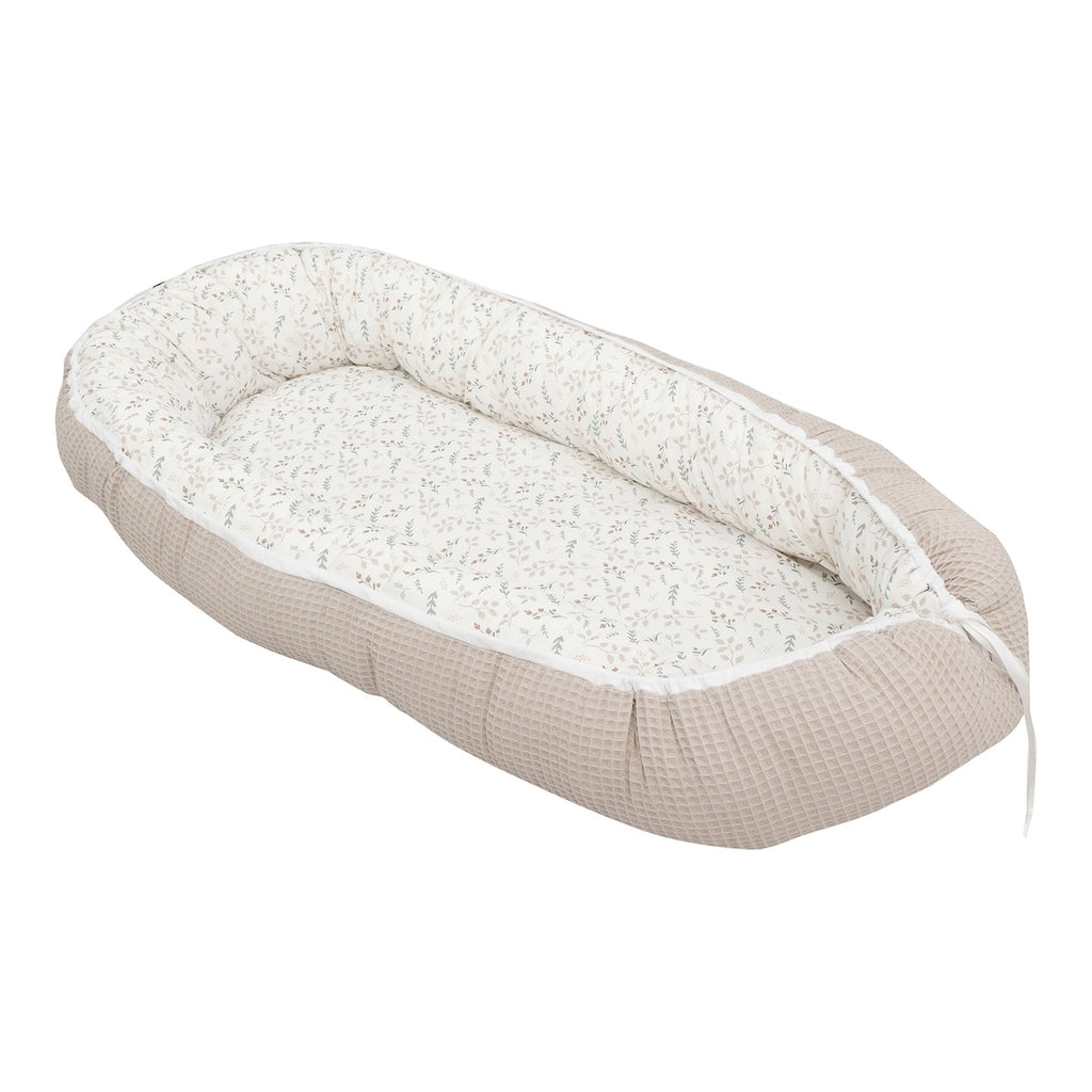 Nærbilde av stoff og polstring på babynest vaffelpiké vendbart 55x95 cm justerbar størrelse