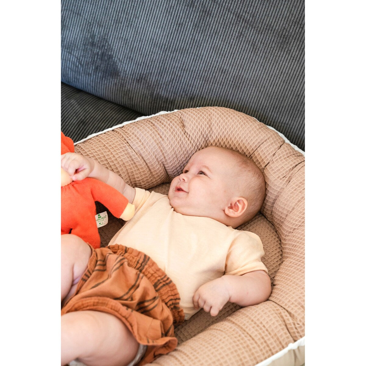Babynest i vaffelpiqué 55x95 cm bomull nærbilde av kant