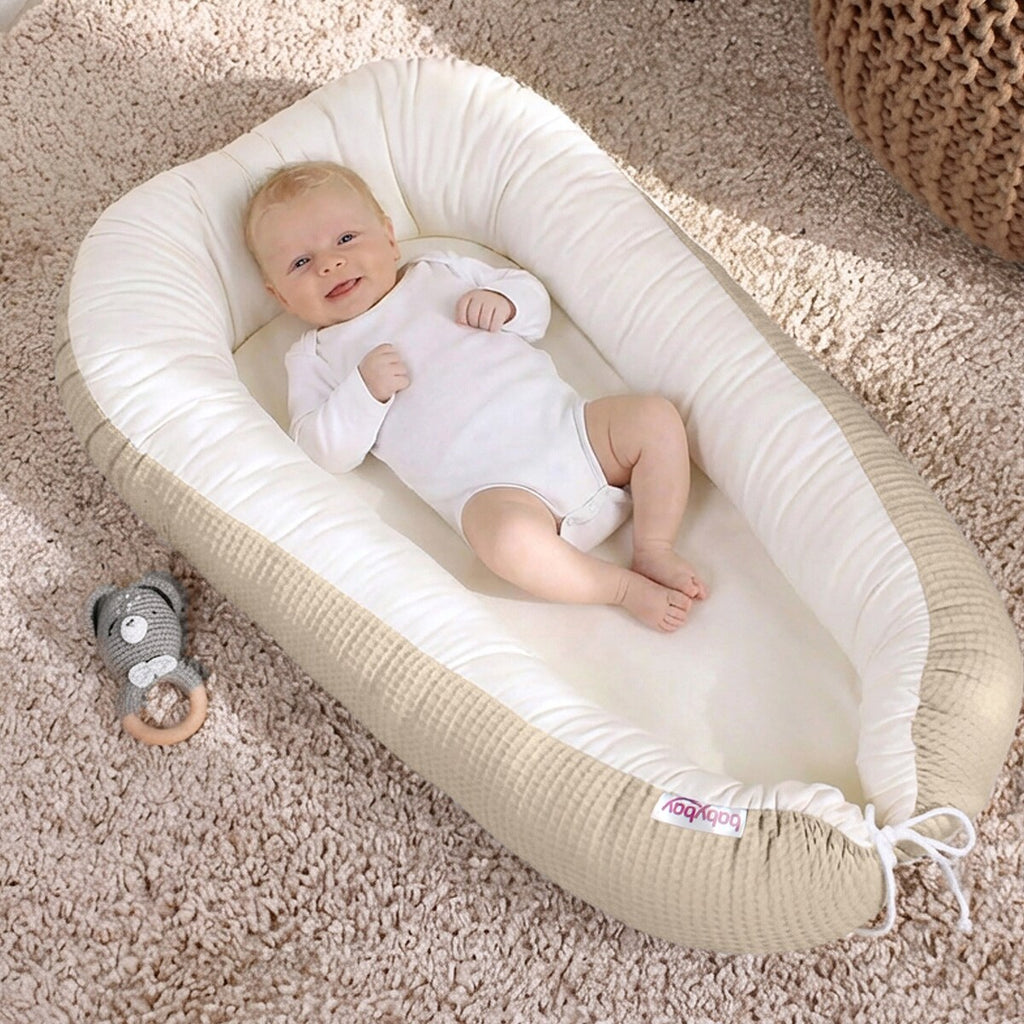 Babynest vaffelpiqué vendbart 90x50 cm bomull nærbilde av fyll