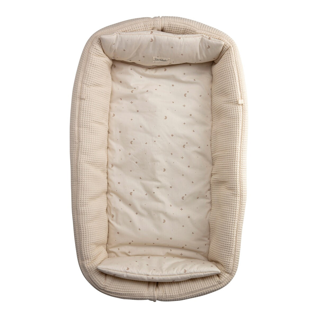 Babynest i vaffelpiqué med vendbart design bakside med ensfarget mønster