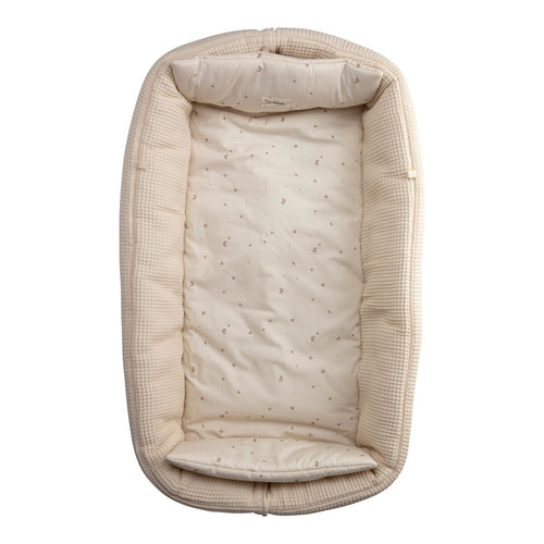 Babynest i vaffelpiqué med vendbart design bakside med ensfarget mønster