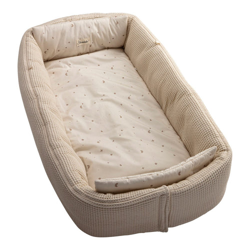 Babynest i vaffelpiqué med vendbart design forfra