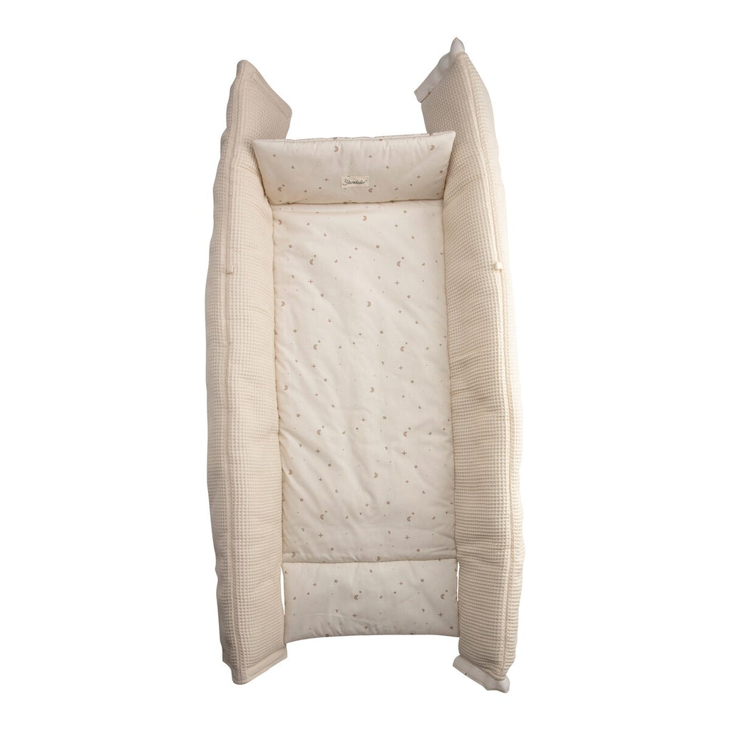 Babynest i vaffelpiqué med vendbart design montert som krabbeteppe