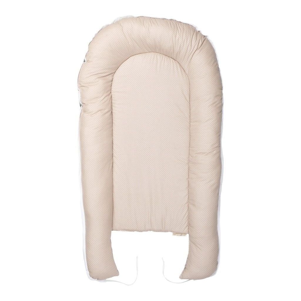 Babynest vendbart design 55x95 cm bomull montert på sofa