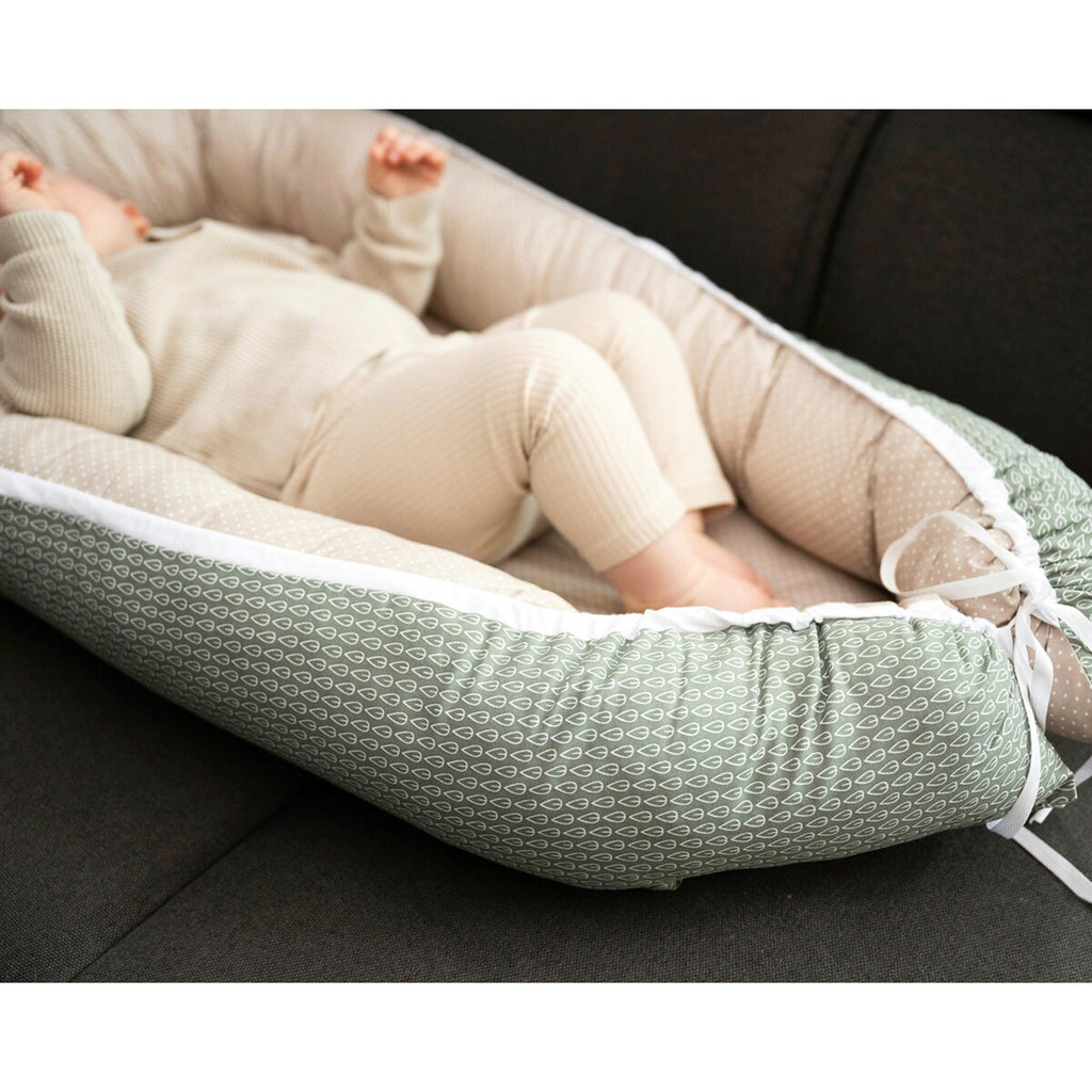 Babynest vendbart design 55x95 cm bomull nærbilde av kant
