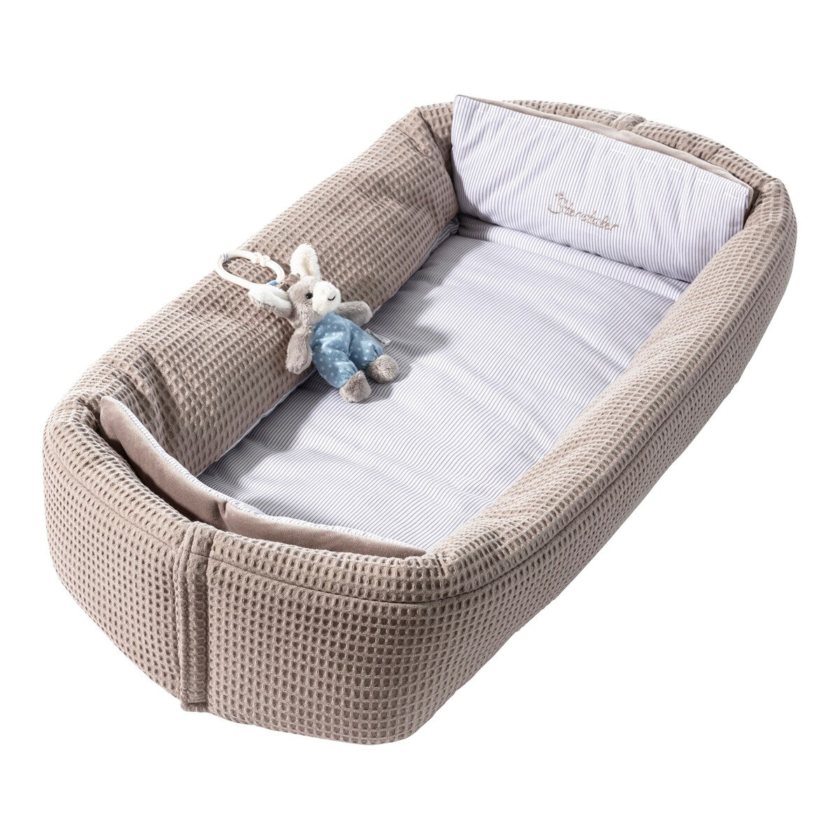 Babynest vendbart med vaffelmønster og kosedyr forfra