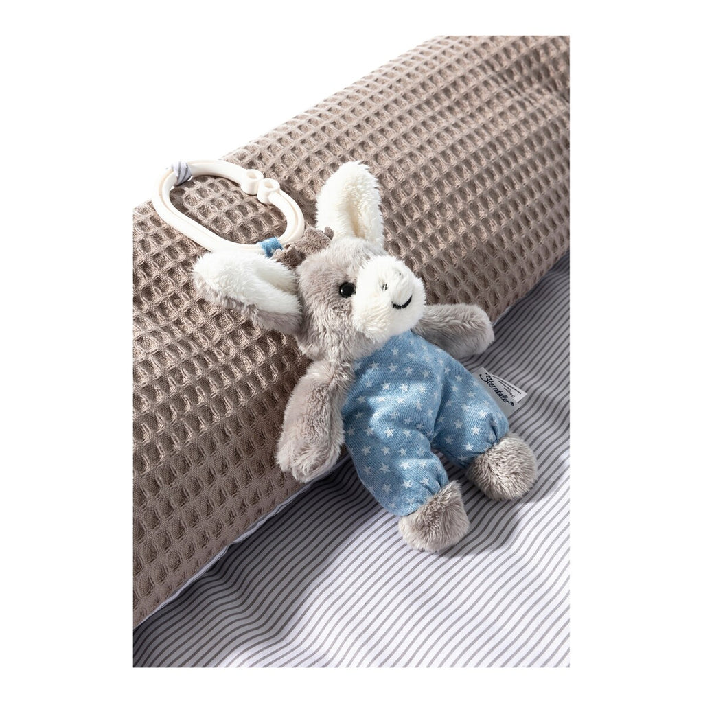 Detalj av vaffelmønster på babynest vendbart med kosedyr