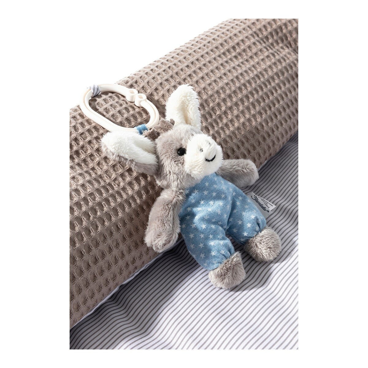 Detalj av vaffelmønster på babynest vendbart med kosedyr