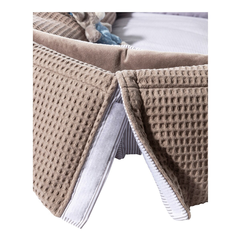 Babynest vendbart med kosedyr montert i babyrom