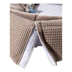 Babynest vendbart med kosedyr montert i babyrom