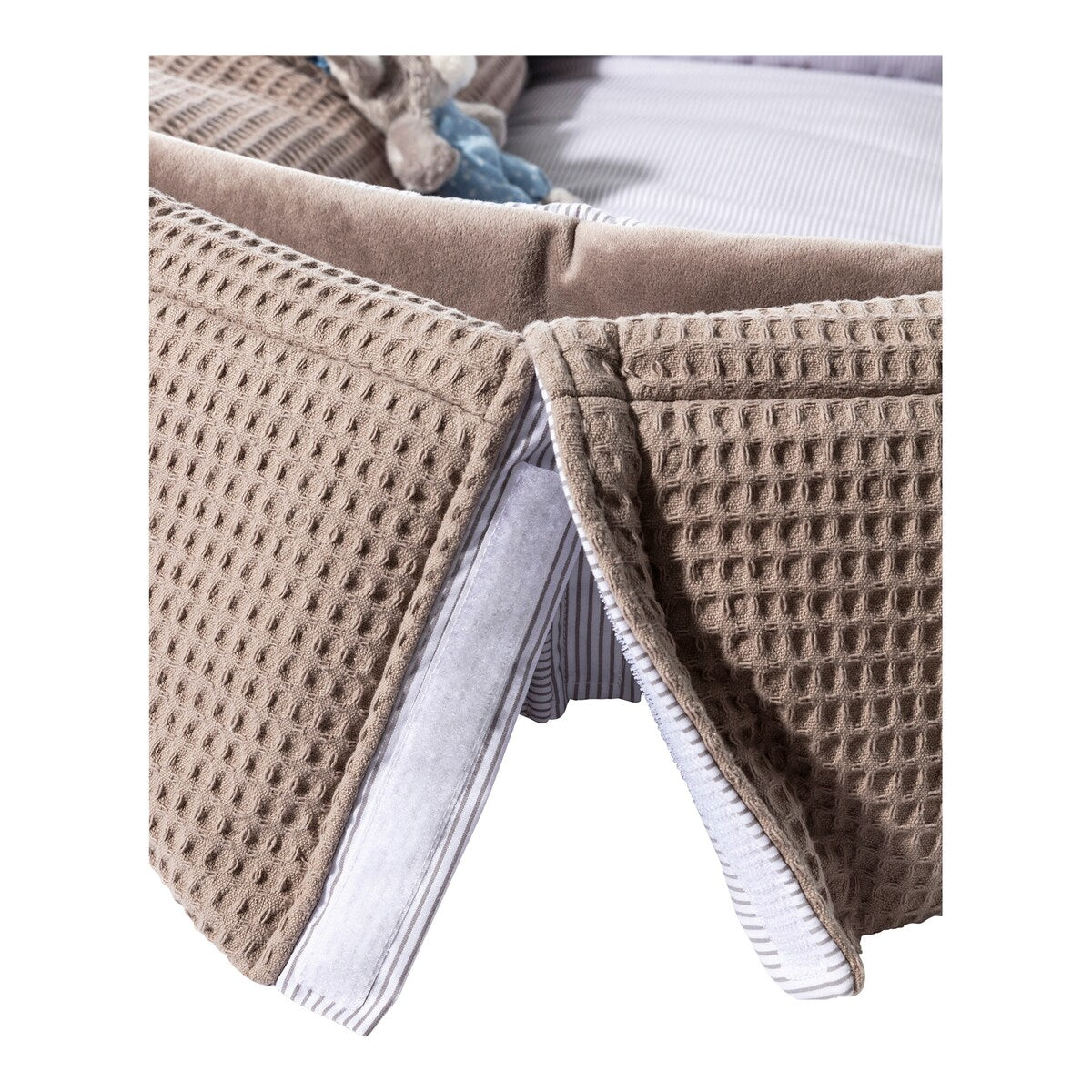 Babynest vendbart med kosedyr montert i babyrom