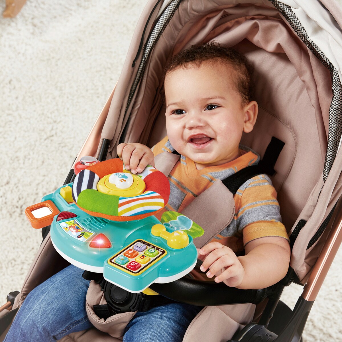 Detalj av knapper på Babys læringsratt med lys og lyd fra 6 mnd