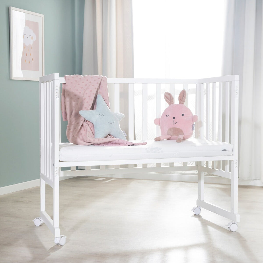 Babyseng og bedside-seng 3-i-1 med barriere og madrass bakside
