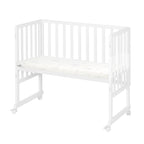 Babyseng og bedside-seng 3-i-1 med barriere og madrass montert ved foreldreseng