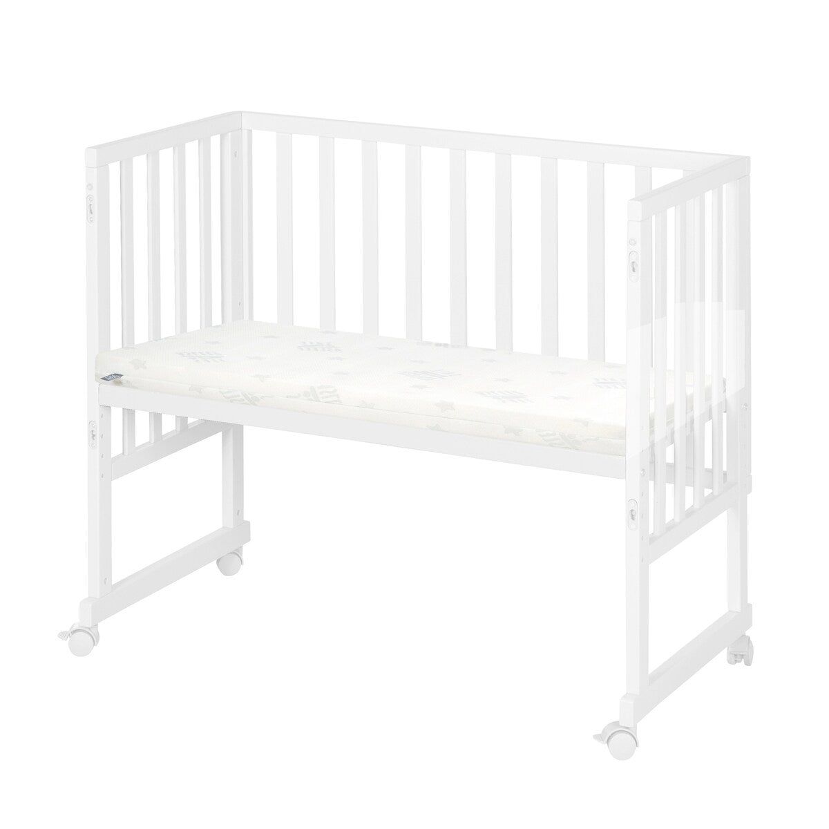 Babyseng og bedside-seng 3-i-1 med barriere og madrass montert ved foreldreseng