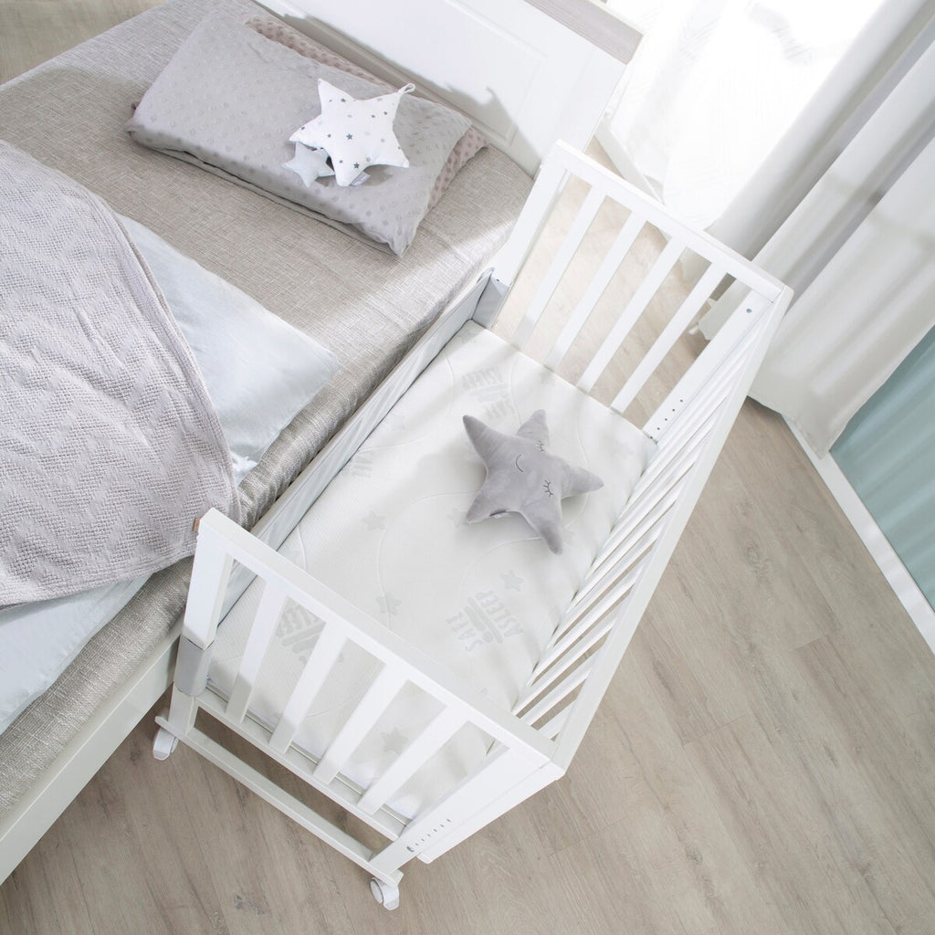 Babyseng og bedside-seng 3-i-1 med barriere og madrass - roba