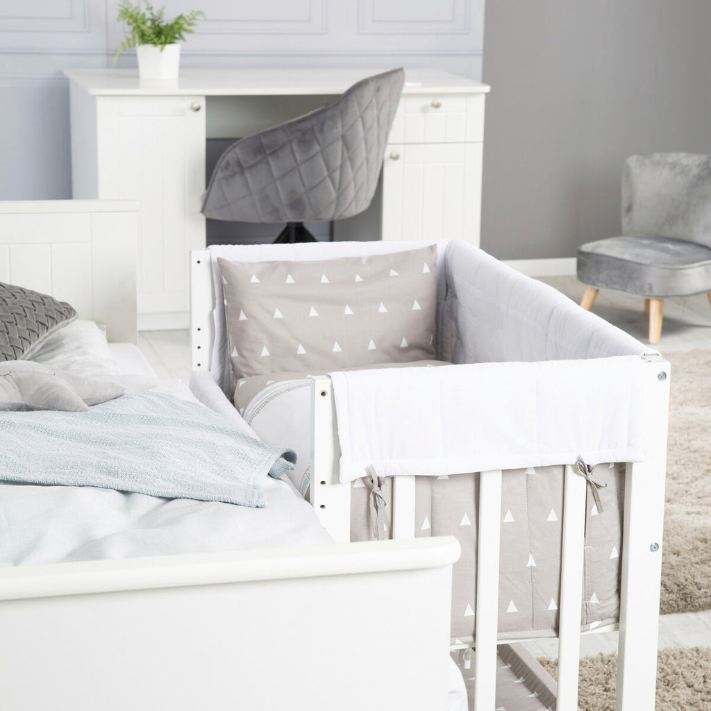 Detalj av skummadrass i Babyseng 4-i-1 Indibär med vugge og bedside-funksjon