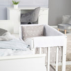 Detalj av skummadrass i Babyseng 4-i-1 Indibär med vugge og bedside-funksjon