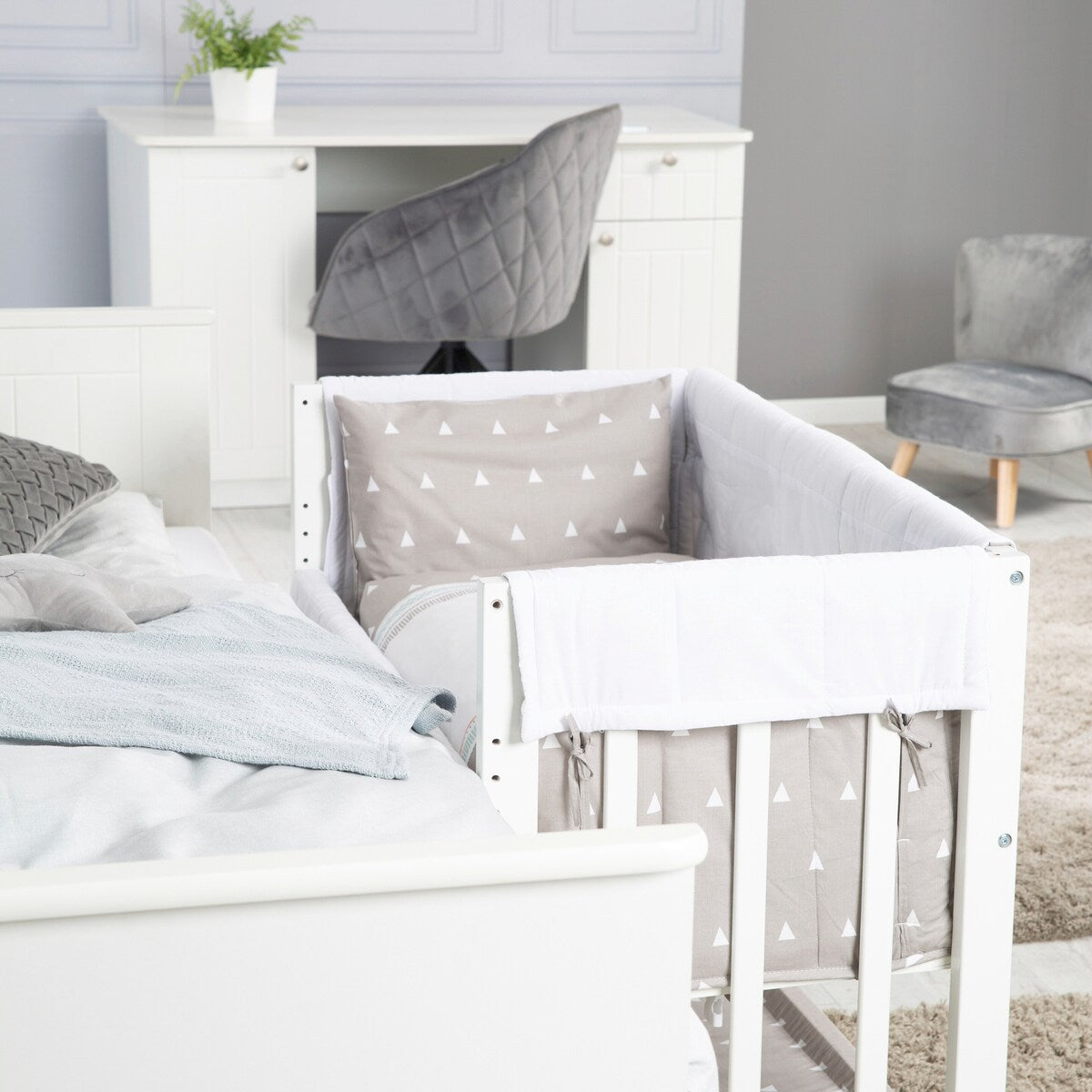 Detalj av skummadrass i Babyseng 4-i-1 Indibär med vugge og bedside-funksjon