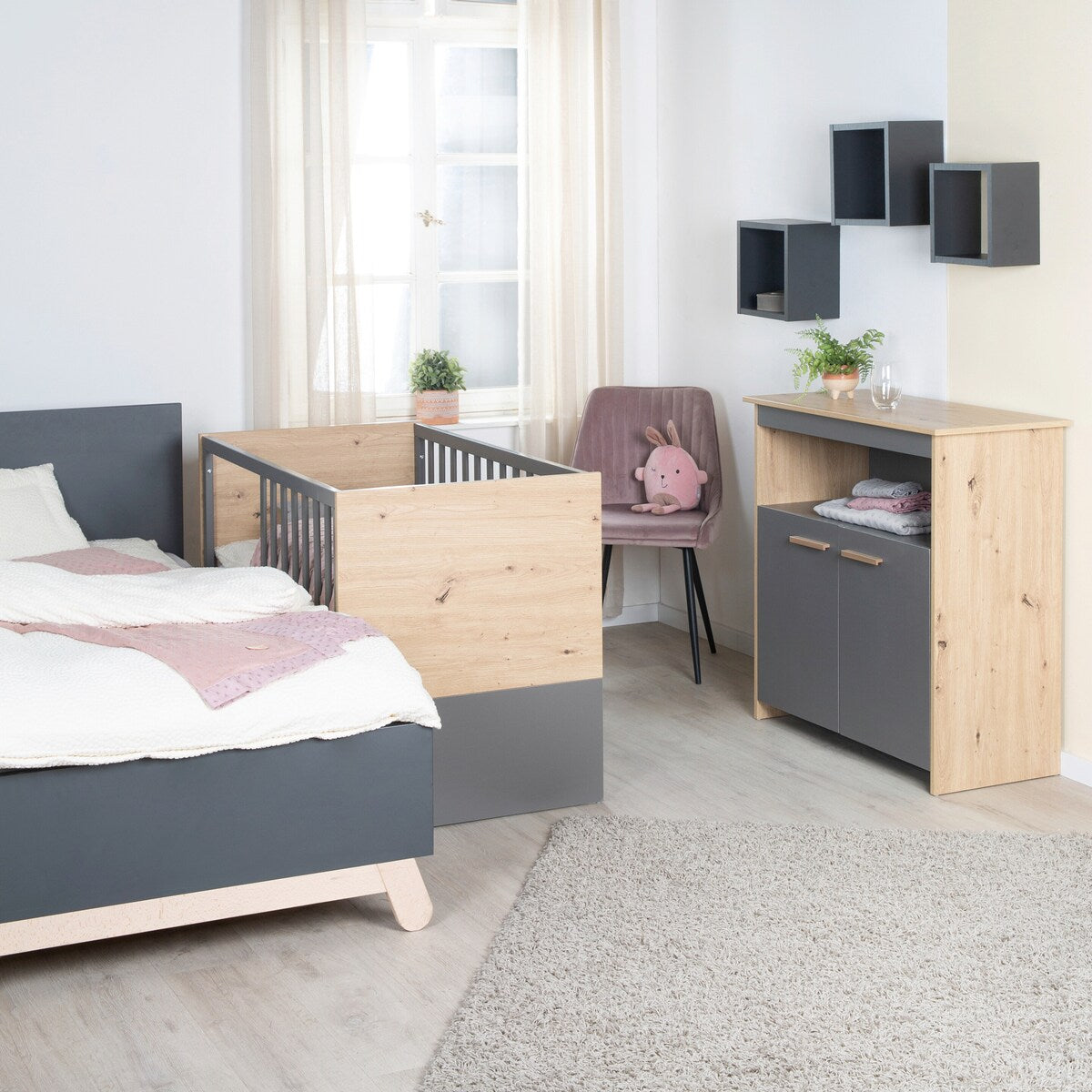 Detalj av antrasitt grå lakk på Babyseng og bedside crib 60x120 cm Anna 2-i-1