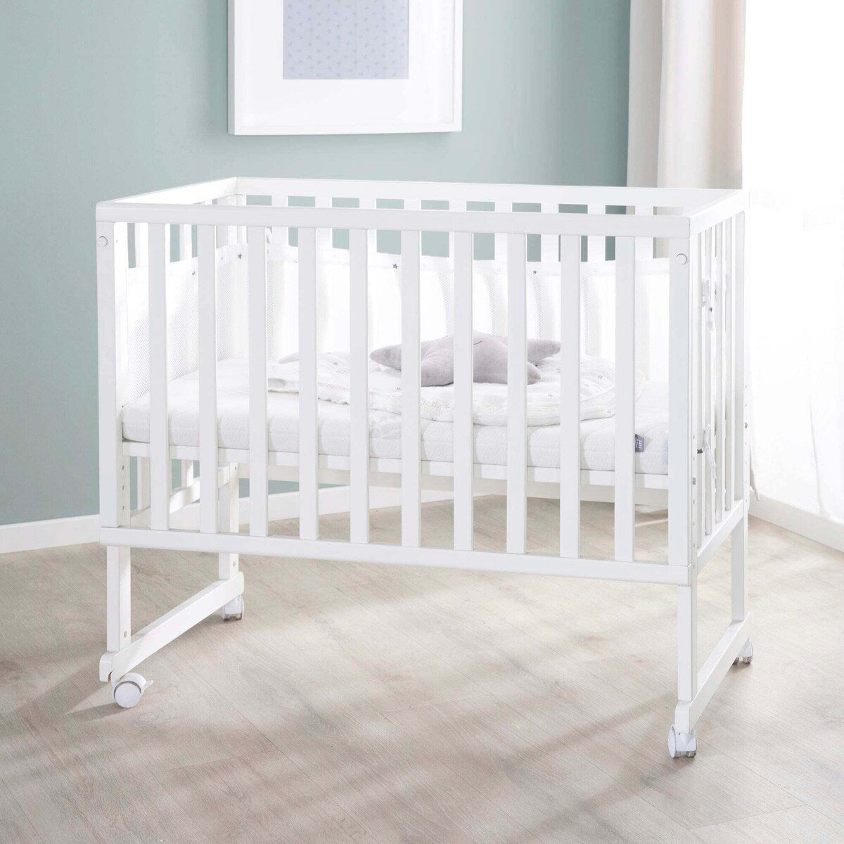 Nærbilde av vaskbar madrass på Babyseng og bedside-seng 3-i-1 med barriere Sternenzauber grå - roba
