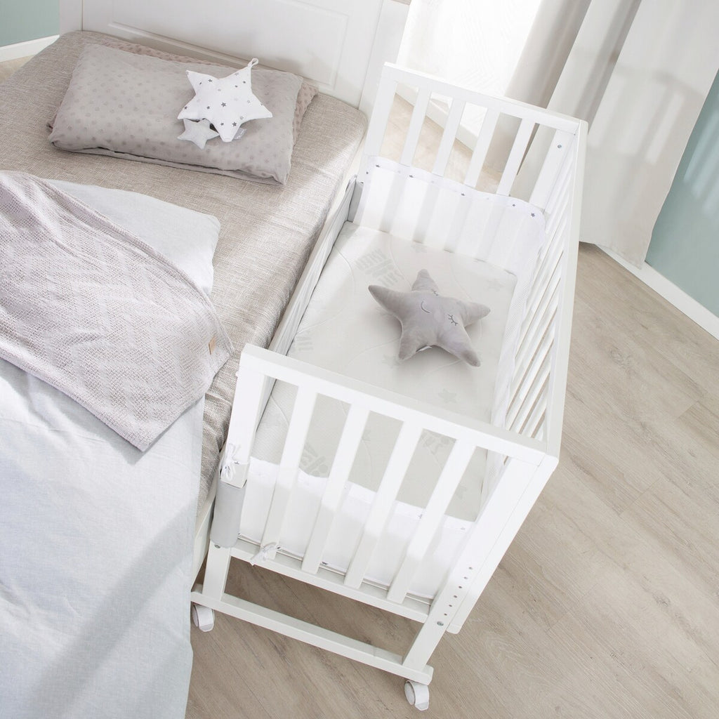 Mesh-innlegg på Babyseng og bedside-seng 3-i-1 med barriere Sternenzauber grå - roba