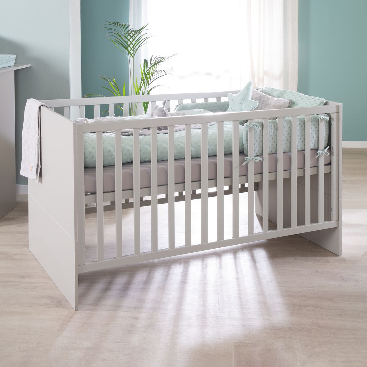 Babyseng Lea 70 x 140 cm med 3 høydeinnstillinger grå liggeflate