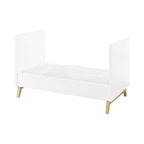 Babyseng og stellekommode Riva ekstra bred 70x140 cm detalj av håndtak