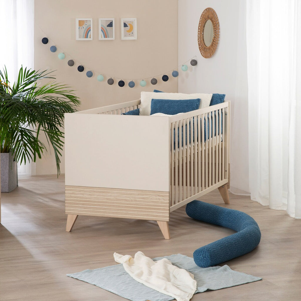 Babyseng Sidney 70x140 cm, konvertibel, opptil 50 kg montert i rom