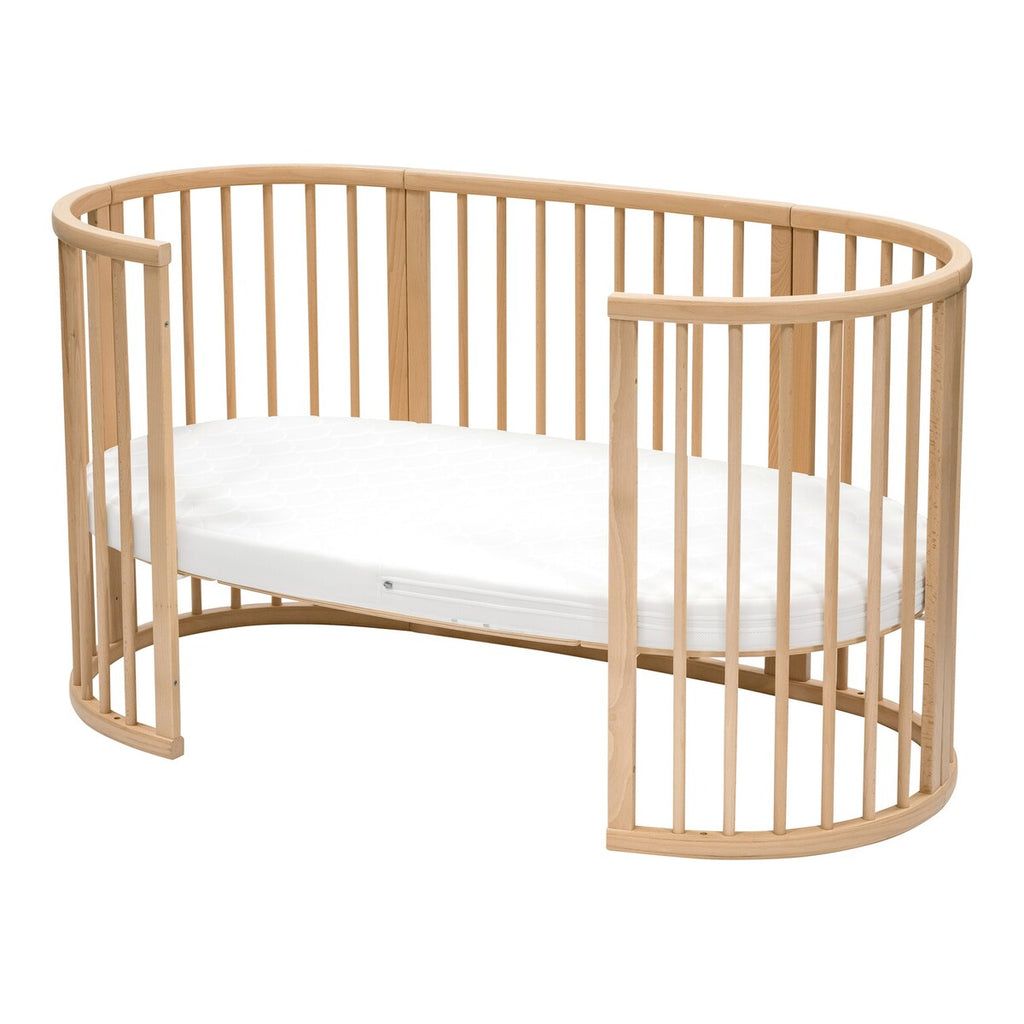 Nærbilde av hjul på Babyseng Sleepi i bøk